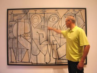 Prof. Jerzy Lewandowski standing by The Kitchen, 1948 by Picasso at the Museum of Modern Art in Manhattan. The lines in the painting are fairly similar to graphs showing the evolution of quantum states of the gravitational field in loop quantum gravity. (Credit: Elżbieta Perlińska-Lewandowska)