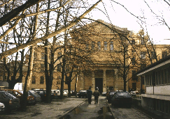 Glowne wejscie do budynku wydzialu Fizyki na Uniwersytecie Warszawskim