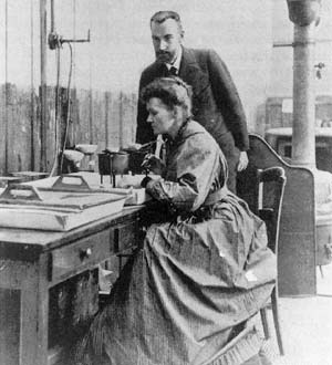 Maria Curie-Skłodowska z Piotrem w laboratorium