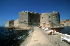 Bastion strzegcy portu