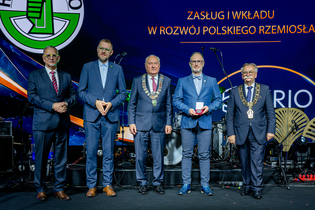 Dr hab. Jacek Pniewski, prof. UW uhonorowany srebrnym medalem im. Jana Kilińskiego „Za zasługi dla rzemiosła polskiego”, fot. KRIO i Grupa MTP.