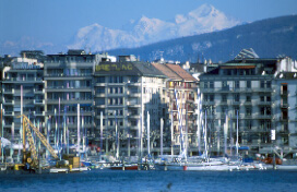 Mont Blanc nad dachami Genewy